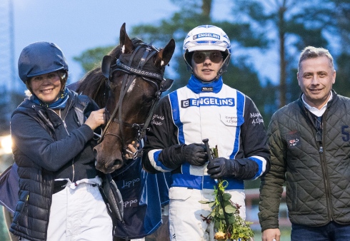 Anna Näslund med Eder Bob efter bronsdivisionssegern i V75 i Skellefteå. Delägaren och maken Henrik Bäckström och kusken Magnus A Djuse. Foto: Ola Westerberg, TR Bild Foto av Ola Westerberg, TR Bild